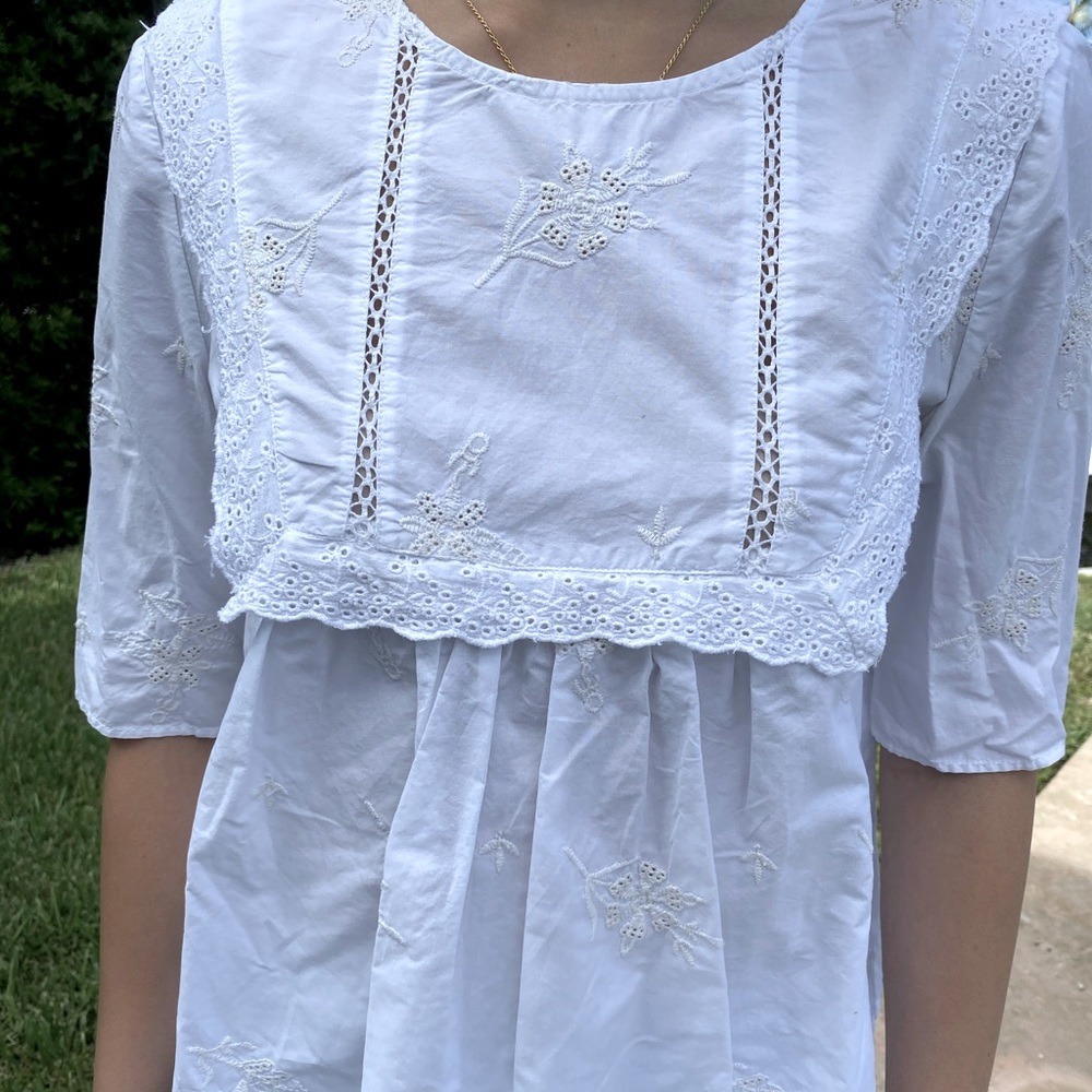 Zara White cotton top with cream embroidery flowers. Size SMALL